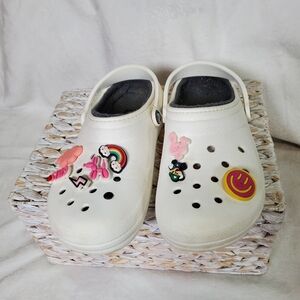 Crocs Dual Comfort Lined Slip On Clogs W6/M4  with charms Size Unisex  Kids 4